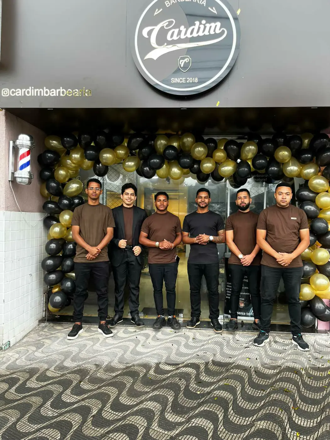 Equipe em frente à Unidade Beira Rio da Barbearia Cardim