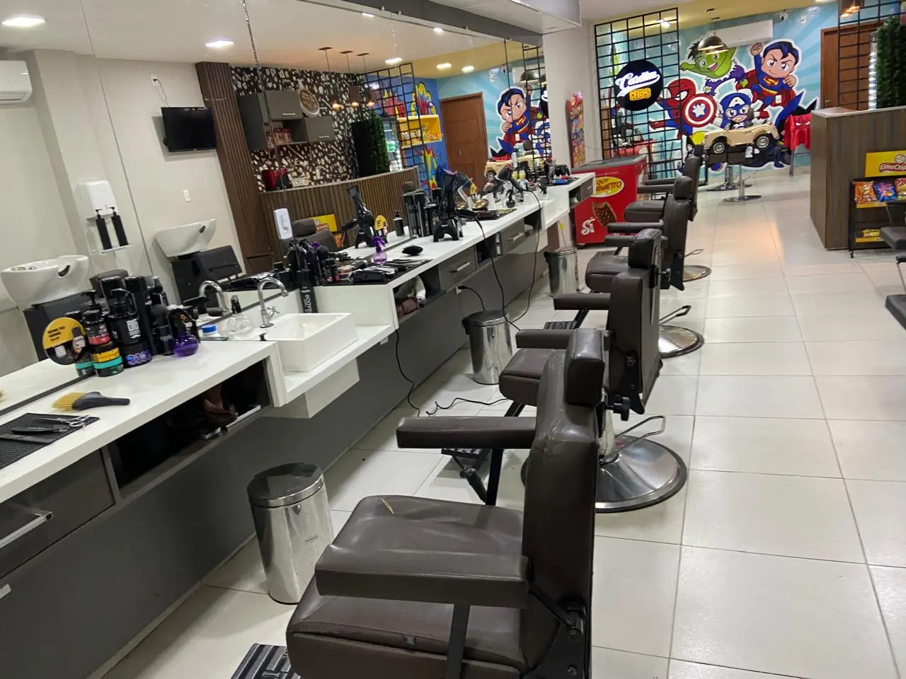 Espaço interno da Unidade São Roque da Barbearia Cardim